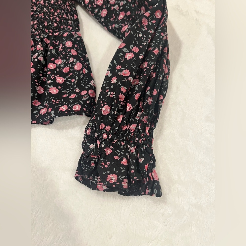 Small Dizzy Lizzy Long Balloon Sleeve Smocked Top. Size small - Picture 3 of 9